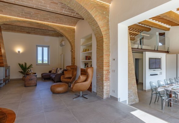 L’unità 1 si compone di solo piano terra con largo salone principale con salotto, grande tavolo da pranzo e cucina – La Fonte di Santa Regina