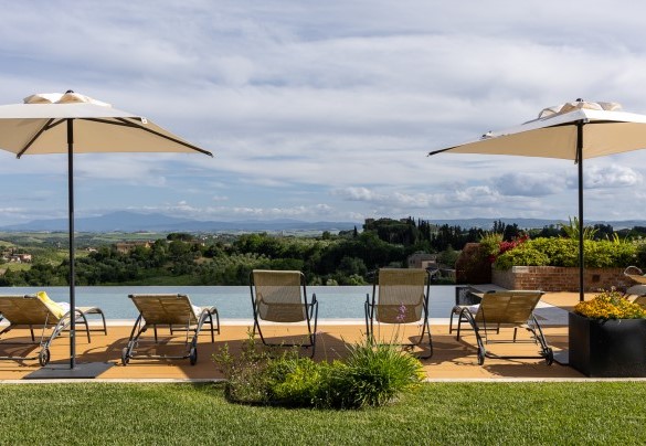 Vista mozzafiato del panorama dalla piscina – La Fonte di Santa Regina