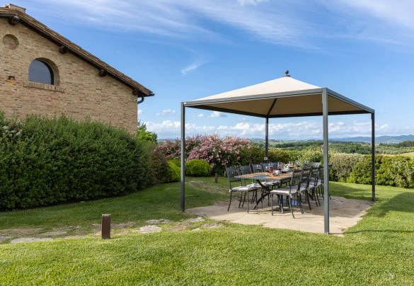Gazebo ombreggiato per il relax e il divertimento, con la complicità di affascinanti scorci panoramici che si offrono da ogni lato del parco – La Fonte di Santa Regina