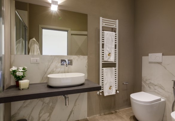 Bagno en-suite al piano terra nell’unità 1– La Fonte di Santa Regina