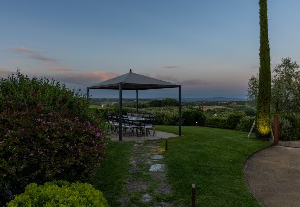 Gazebo attrezzato con vista panoramica all'uscita della cucina - La Fonte di Santa Regina