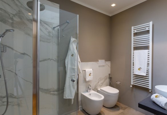 Bagno privato con doccia al primo piano – La Fonte di Santa Regina