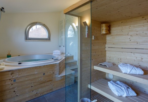 La zona benessere con vasca idromassaggio riscaldata, la sauna e un bagno con doccia – La Fonte di Santa Regina