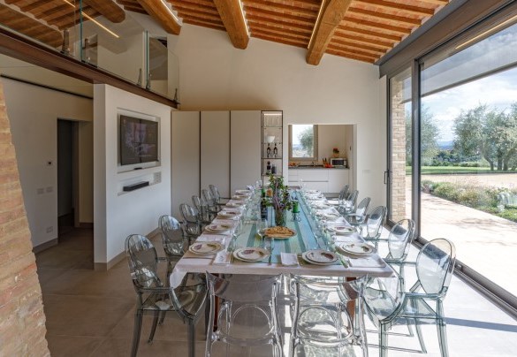 La sala da pranzo esaltata dalle grandi vetrate al piano terra – La Fonte di Santa Regina