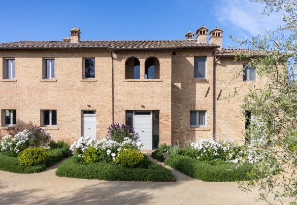 L'ingresso dell'immobile principale con le magnifiche aiule fiorite – La Fonte di Santa Regina