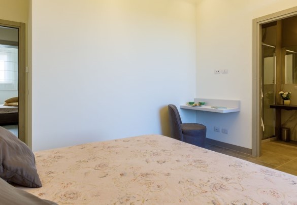 Camera matrimoniale con bagno en-suite al piano terra nell’unità 1 – La Fonte di Santa Regina