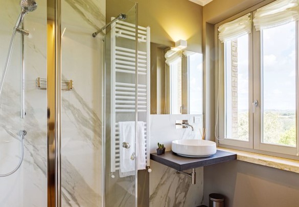 Bagno con doccia al primo piano – La Fonte di Santa Regina 