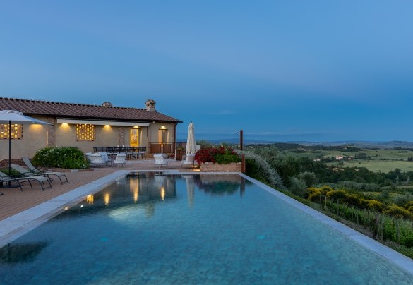 Vista mozzafiato della piscina – La Fonte di Santa Regina