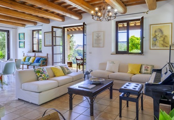 Bright living room and dining room - La Girolima