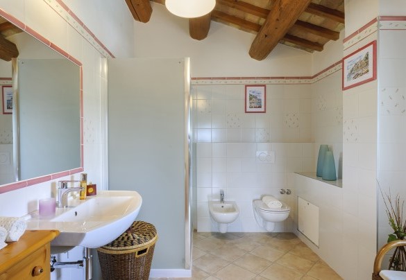 En suite bathroom n. 3 on the first floor with shower - La Girolima