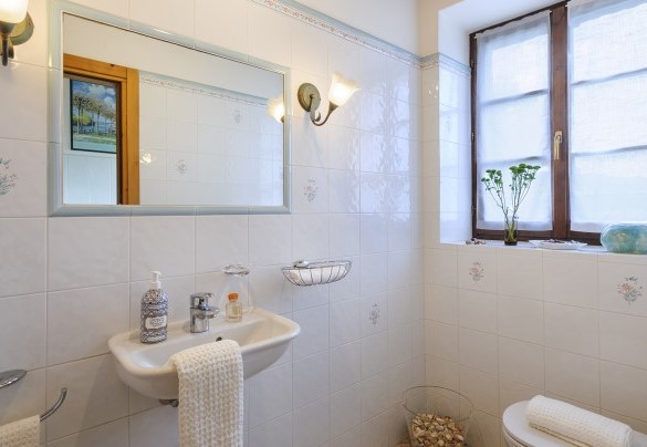 Guest bathroom on the ground floor - La Girolima