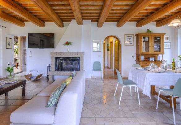 Large comfortable spaces in the living room with access to the garden - La Girolima