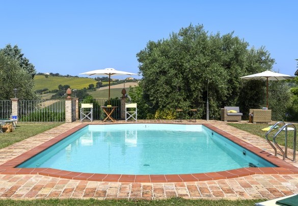 Pool and solarium overlooking the hills - La Girolima