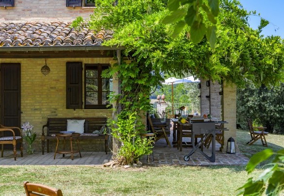 Porch with outdoor seating and lunch table - La Girolima