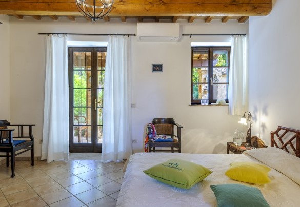 Double room n. 1 ground floor with access to the porch - La Girolima