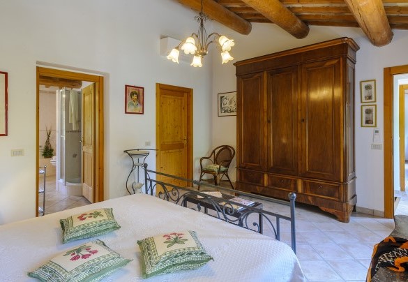 Double room n. 2 on the first floor with en suite bathroom with shower and tube - La Girolima
