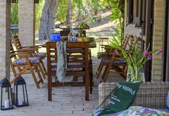Porch dining area with BBQ - La Girolima