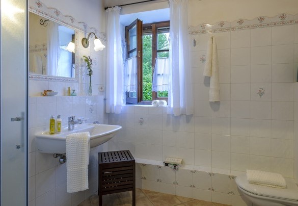 Bathroom no. 1 with shower on the ground floor - La Girolima