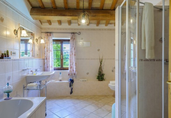 En suite bathroom no. 2 on the first floor with shower and bathtub - La Girolima