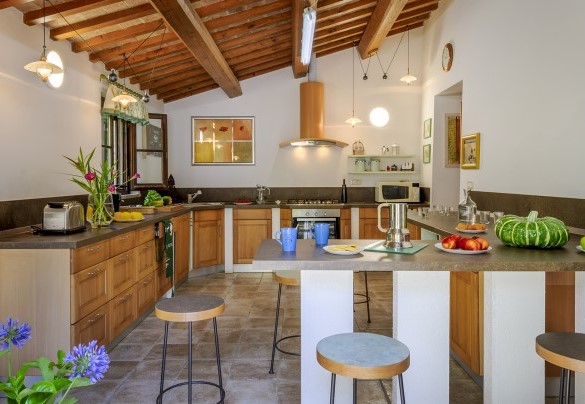 Kitchen with peninsula - La Girolima