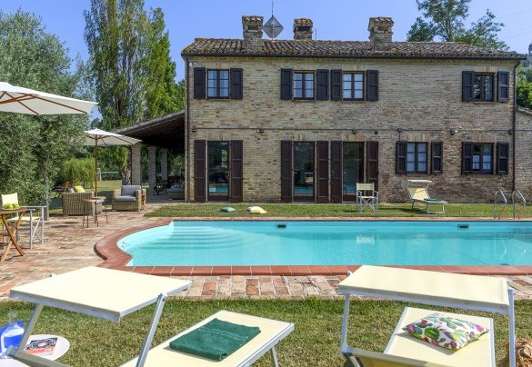 Pool with Roman steps and relaxation areas - La Girolima