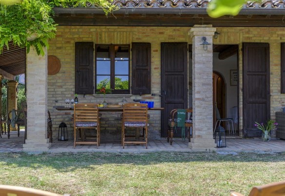 From the living room you access the porch - La Girolima