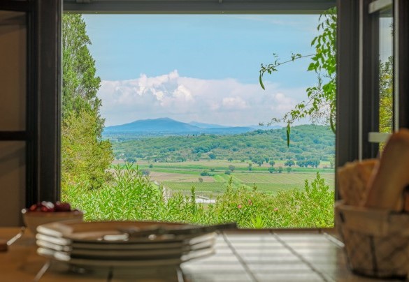 La cucina in muratura collegata alla pergola con zona pranzo esterna - La Leopoldina
