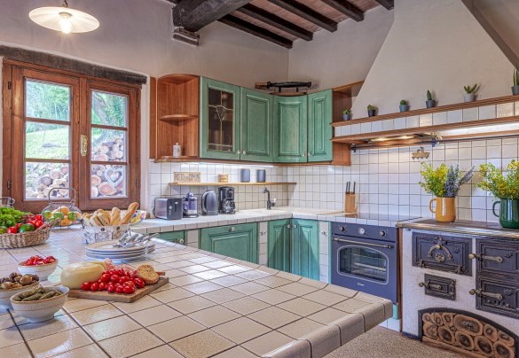 La cucina in muratura collegata alla pergola con zona pranzo esterna - La Leopoldina