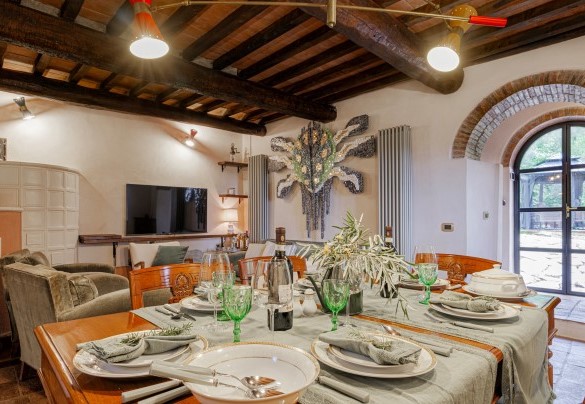 L’ingresso nell’open space con soggiorno, zona pranzo e cucina in muratura - La Leopoldina