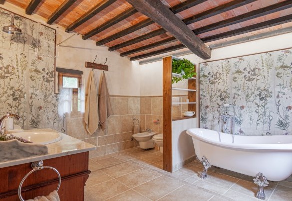 Bagno con vasca e doccia n.2 a sevizio delle camere n.2, n.3, n.4 al primo piano - La Leopoldina
