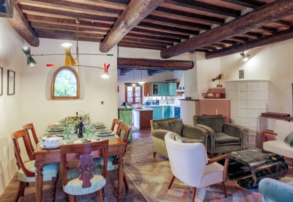 L'open space con soggiorno, zona pranzo e cucina in muratura - La Leopoldina