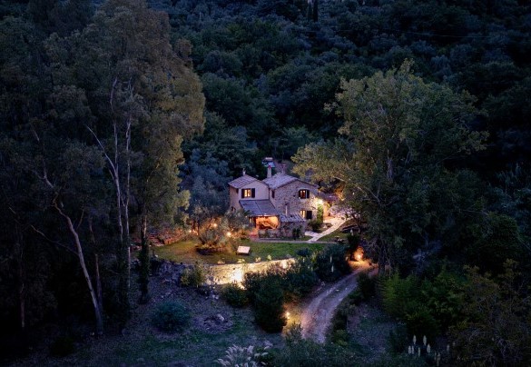 La proprietà illuminata dopo il tramonto - La Leopoldina 