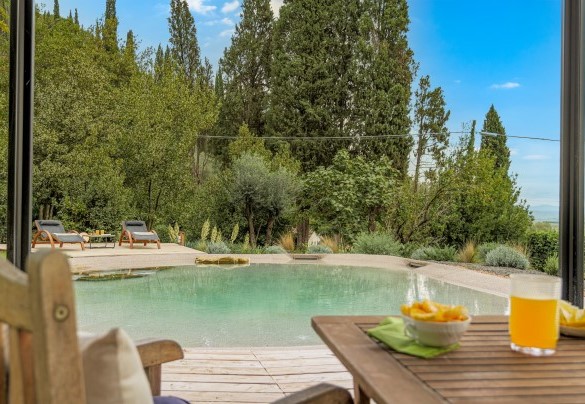 Il solarium è arredato con gazebo, lettini, tavolo e sedie, è dotato di una doccia calda - La Leopoldina