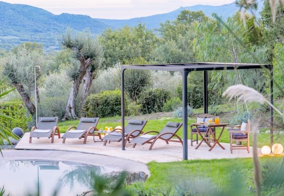 Il solarium è arredato con gazebo, lettini, tavolo e sedie, è dotato di una doccia calda - La Leopoldina