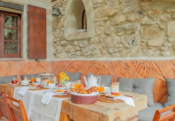 La pergola con zona pranzo esterna collegata alla cucina - La Leopoldina