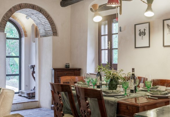 Il soggiorno con tavolo da pranzo e l’ingresso - La Leopoldina