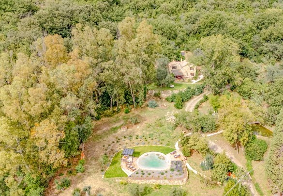 Il parco si estende per 3 ettari su un terreno digradante caratterizzato da alberi e arbusti tipici dell’areale maremmano - La Leopoldina