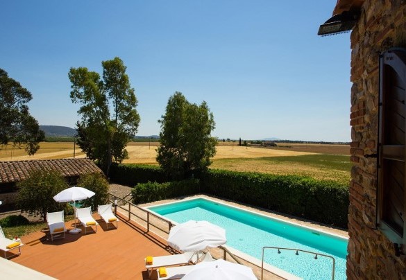 The pool and the panorama on the wheat fields – La Magia 8+2