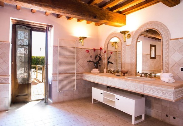 Bathroom with hydro-massage tub n.2  with exit on the pool area – La Magia 8+2