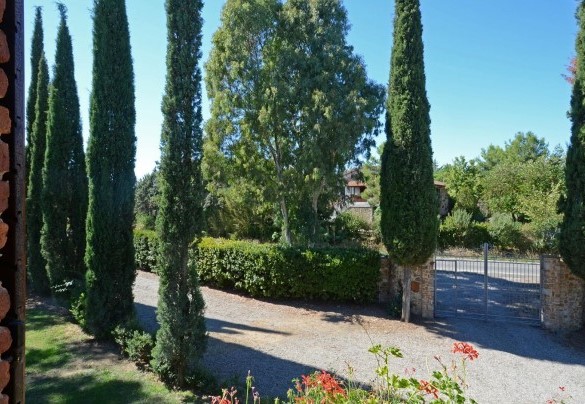 The entrance gate and the tree-lined avenue – La Magia 8+2