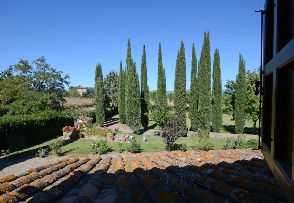 The large park that surrounds the structure – La Magia 8+2