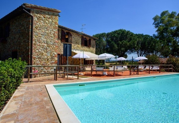 The stone house seen from the pool – La Magia 8+2
