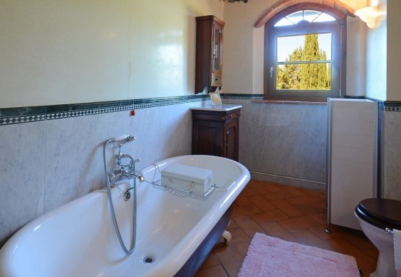 Bathroom with tub n.4 close to the bedroom n.4 – La Magia 8+2