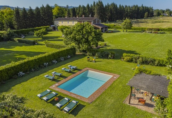The charming swimming pool set in the park - La Mandolata
