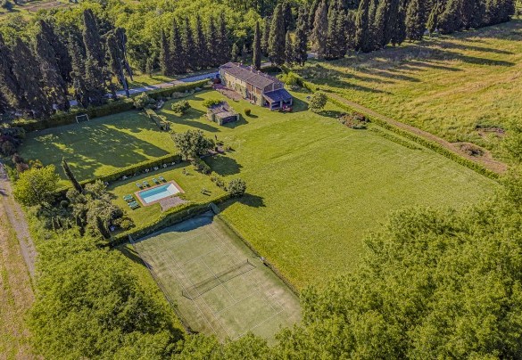 The majestic property seen from above - La Mandolata