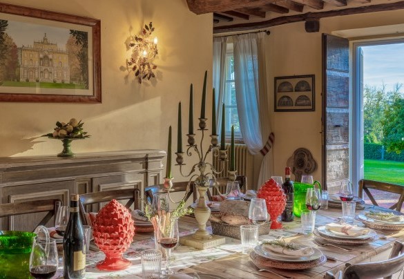 Dining room with the main entrance - La Mandolata
