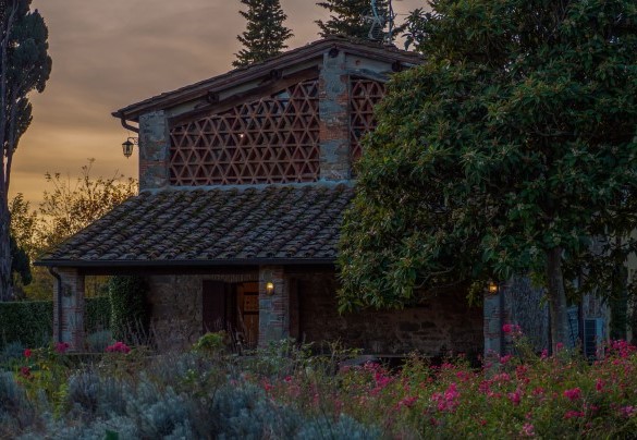 The farmhouse at sunset - La Mandolata