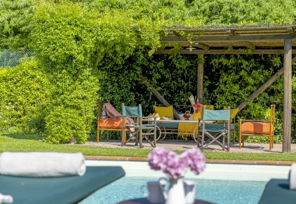 The pergola by the pool - La Mandolata