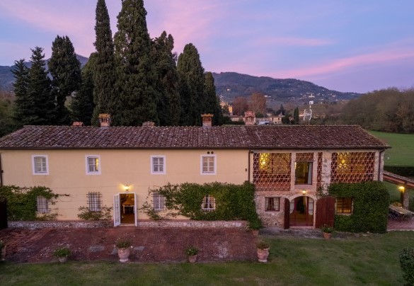 The farmhouse illuminated at sunset - La Mandolata