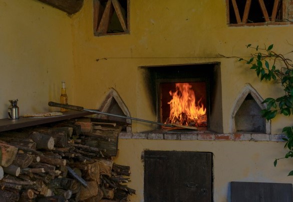 The characteristic wood oven for preparing pizzas - La Mandolata